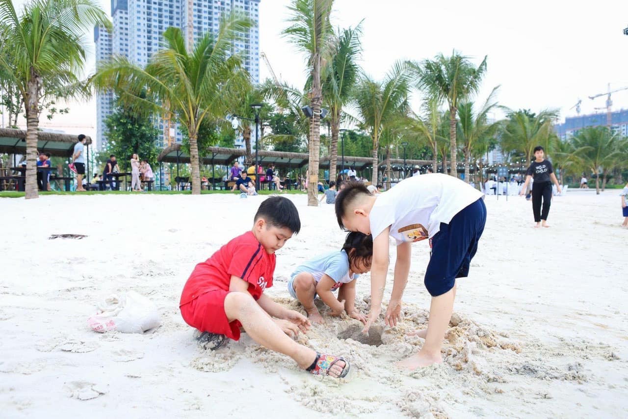 Trẻ em vô cùng thích thú đùa nghịch trên bãi cát trắng tại Vinhomes Smart City
