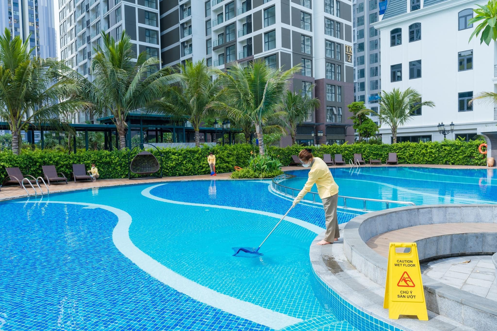 Bể bơi nội khu cũng liên tục được vệ sinh và thay nước thường xuyên
