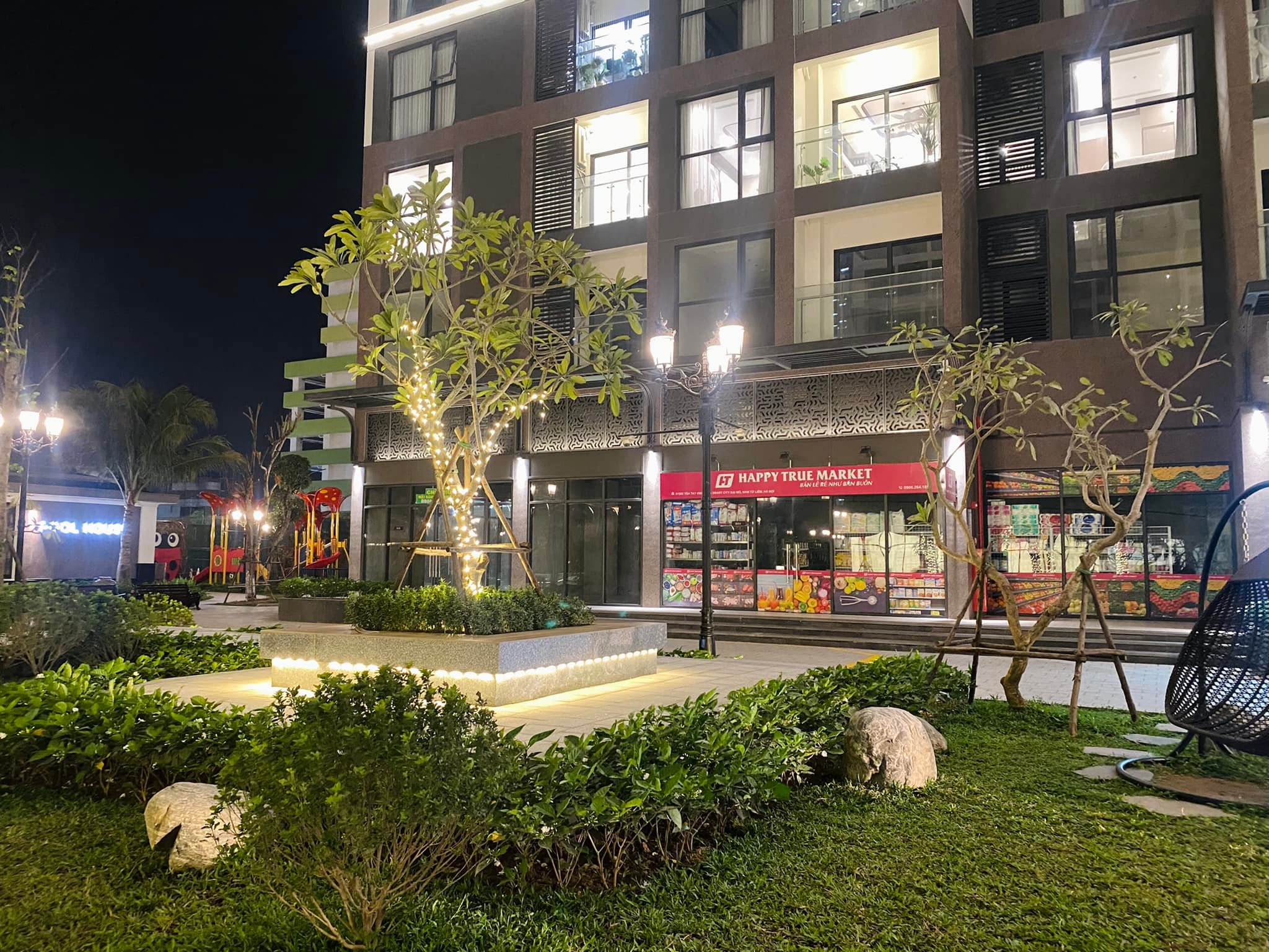 Các gian hàng dưới chân tòa nhà cũng rất sôi động