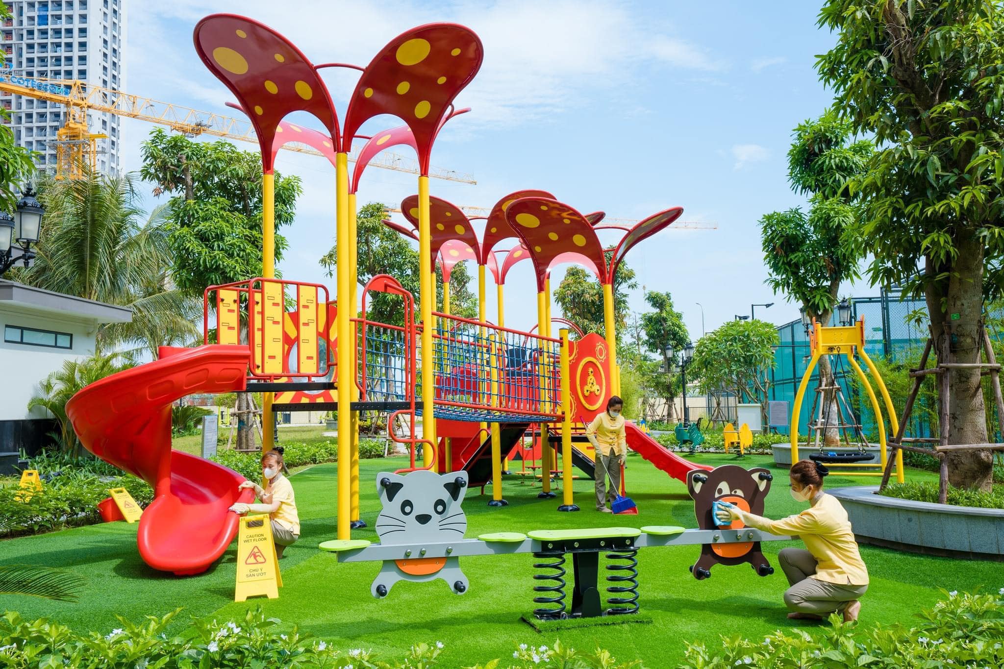 Khu vui trơi luôn được đảm bảo vệ sinh môi trường cho các bé