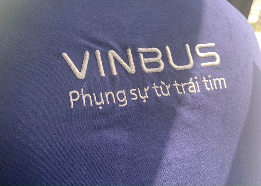 Slogan trên đồng phục của nhân viên VinBus