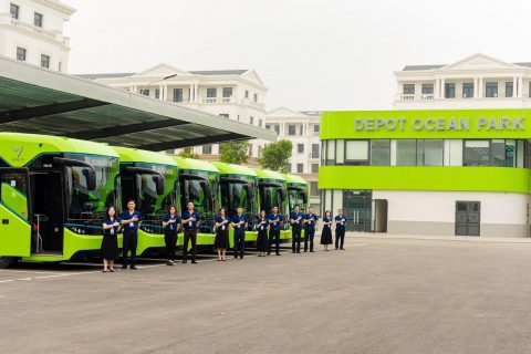 Trải nghiệm xe buýt điện VinBus lăn bánh đầu tiên tại Hà Nội